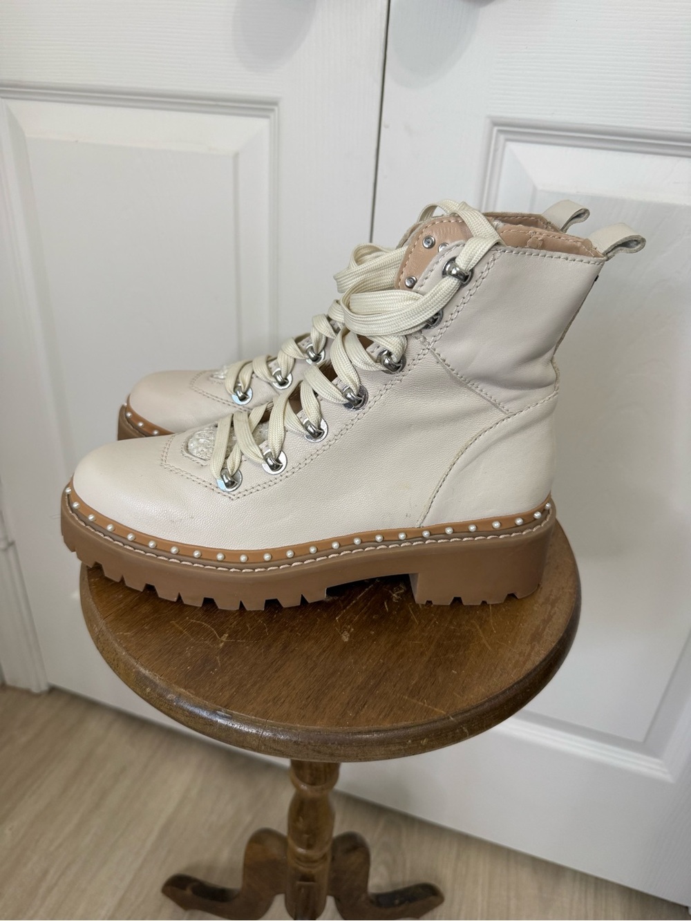 Steve Madden Cream Leather Lug Sole Combat Boots Pearl Stud Ankle Boots sz 8
